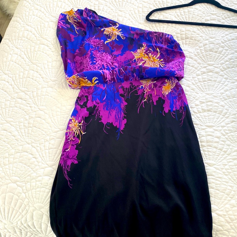 Single sleeve dress